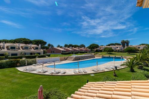 an image of a swimming pool in a yard at Cascais, Vila Bicuda in Cascais