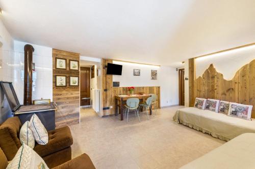 a hotel room with a bed and a table at Il Nido di Letizia in Châtillon