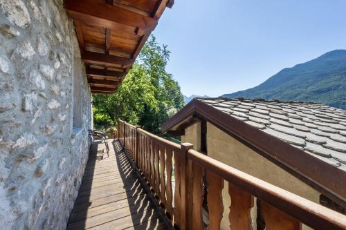 a wooden walkway next to a building with a roof at Il Nido di Letizia in Châtillon