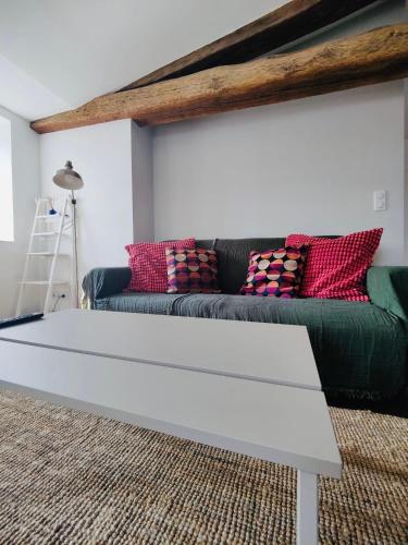 un salon avec un canapé et une table dans l'établissement Les Halles 3, à La Rochelle