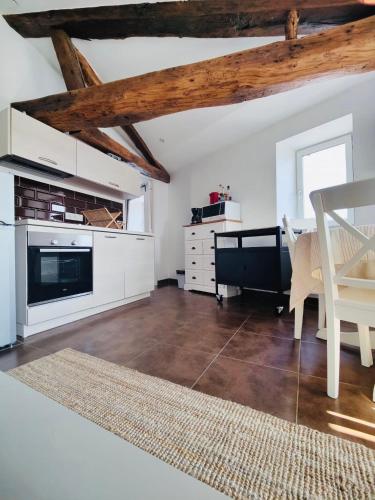 un salon avec une table et un bureau dans l'établissement Les Halles 3, à La Rochelle