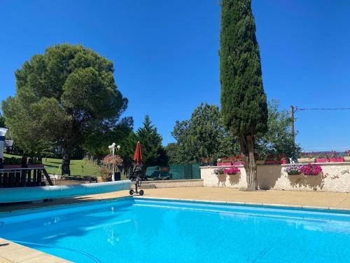 une personne faisant du skateboard à côté d'une piscine dans l'établissement Studio Fontblachere, à Saint-Lager-Bressac