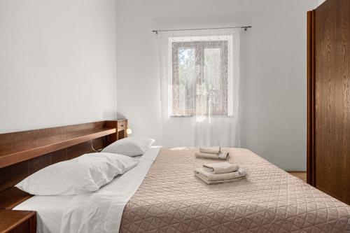a bedroom with a bed with two towels on it at Apartman Punta Verudella in Pula