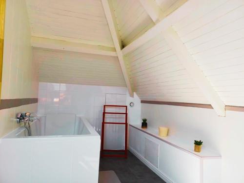 La salle de bains est pourvue d'une échelle et d'un lavabo. dans l'établissement Superbe maison pour 6 pers - 850m de la plage, à Dinard