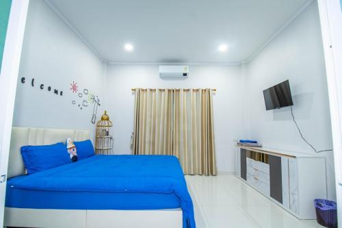 Clear95 Smile Pool Villa Sattahipにあるテレビまたはエンターテインメントセンター