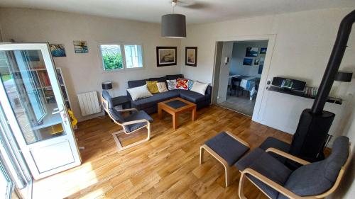 un salon avec un canapé et des chaises dans l'établissement KER GOH VELIN, à Saint-Gildas-de-Rhuys