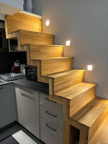 - une cuisine avec des escaliers en bois sur le mur dans l'établissement 1 Bedroom Flat in heart of nice, à Nice
