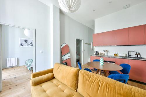 un salon avec un canapé et une table dans l'établissement NOCNOC L'Athos, à Lyon