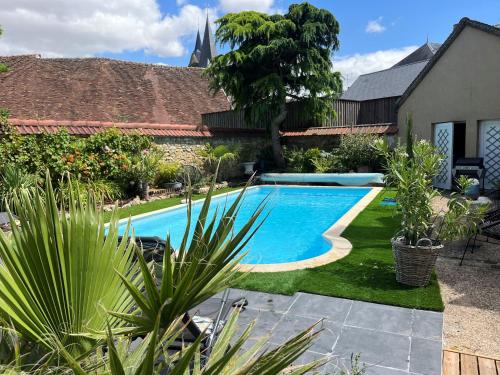 une piscine dans l'arrière-cour d'une maison dans l'établissement Relais Saint-Jean Levroux, à Levroux