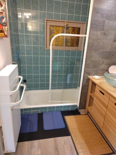 ein Badezimmer mit Badewanne und Waschbecken in der Unterkunft Rosemary Cottage in Sergines