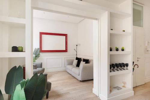 ein Wohnzimmer mit einer Couch und einem Sessel in der Unterkunft Crystal Home Piazza Navona in Rom