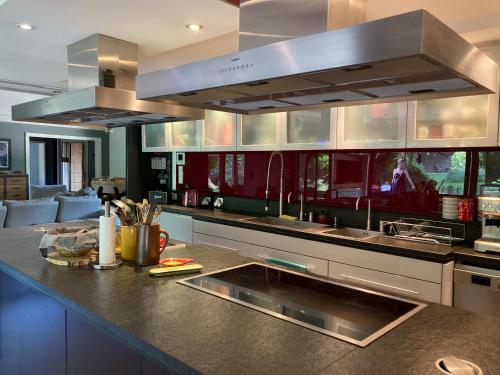 - une cuisine avec un grand comptoir dans l'établissement Maison exceptionnelle piscine, à Aussillon