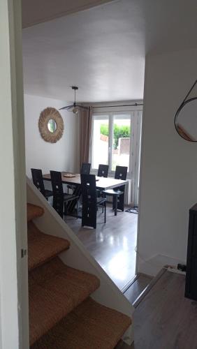 une salle à manger et une cuisine avec une table et des chaises dans l'établissement Gite Les 4 Fleurs, au Puy-en-Velay