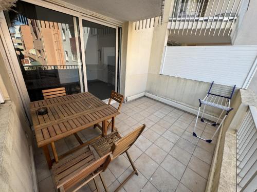 un patio avec une table et des chaises sur un balcon dans l'établissement Appartement - Cap d'Agde, au Cap d'Agde