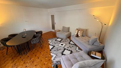 un salon avec une table et un canapé dans l'établissement Élégant 3 pièces, 2 chambres, 4 pers, clim, Wi-fi, proche des plages, à Nice