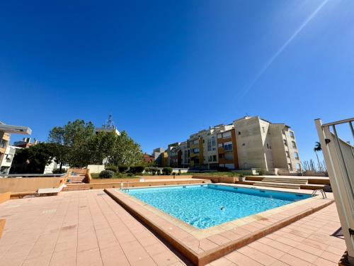 une piscine au milieu d'un immeuble dans l'établissement Appartement - Cap d'Agde, au Cap d'Agde