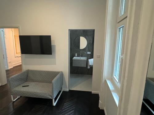 Una televisión o centro de entretenimiento en Luxurious Apartment in the Centre of Vienna
