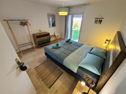 une chambre avec un grand lit et une fenêtre dans l'établissement Maison d'architecte vue mer, à Carry-le-Rouet