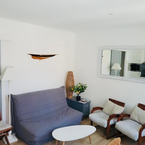 un salon avec un canapé et une table dans l'établissement LES MARIETTES, à La Rochelle