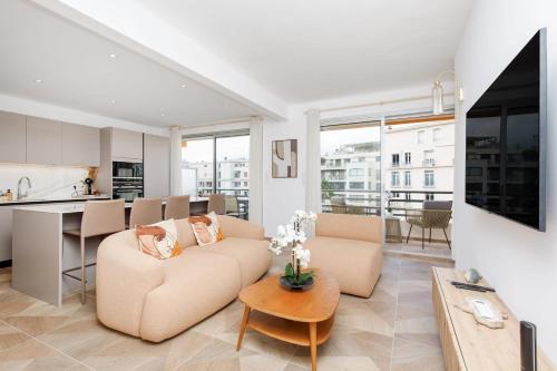 Carlton area lux 2 beds 2 baths