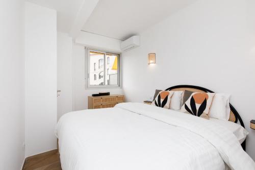 une chambre blanche avec un lit blanc et une fenêtre dans l'établissement Carlton area lux 2 beds 2 baths, à Cannes