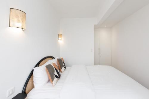 Carlton area lux 2 beds 2 baths