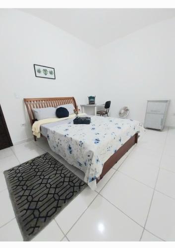 a bedroom with a bed and a table and chairs at Studio 01 Quarto 3 in São José dos Campos