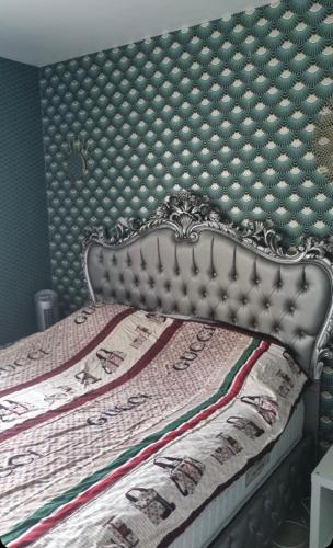 1 dormitorio con 1 cama con cabecero acolchado en Family Home, en Fleury-Mérogis