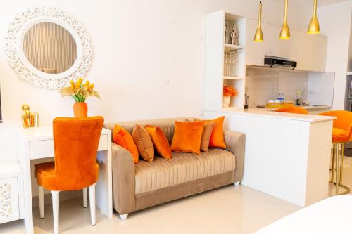 Nhà bếp/bếp nhỏ tại OCEAN BREEZE By LIVINJI - LUXURY APARTMENTS
