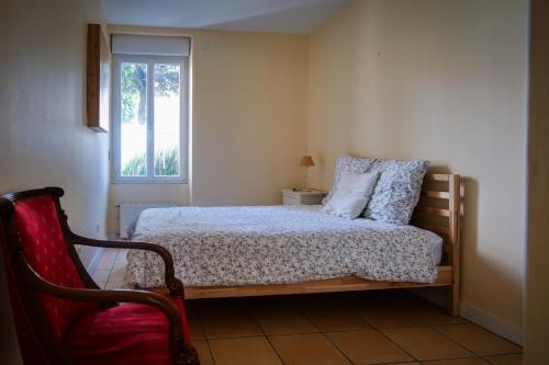 une chambre avec un lit, une fenêtre et une chaise dans l'établissement Maison de vacances quartier Arago Les Sables - 6 personnes, à Les Sables-dʼOlonne