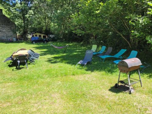 a group of chairs and a grill in a yard at Gîte Espace et Montagne in Aragnouet