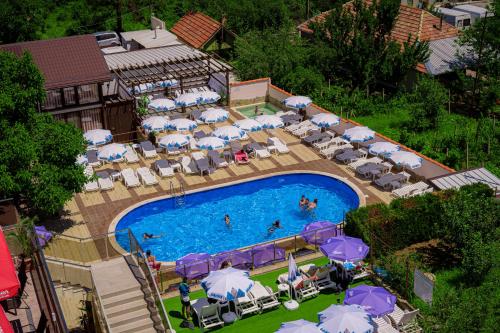 an overhead view of a swimming pool with umbrellas and chairs at Комплекс Бабенец in Gorna Oryakhovitsa