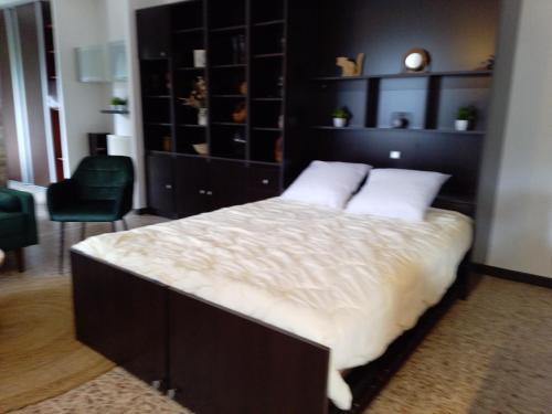 une chambre avec un grand lit avec deux oreillers dans l'établissement Les Lauriers, à Roquebillière