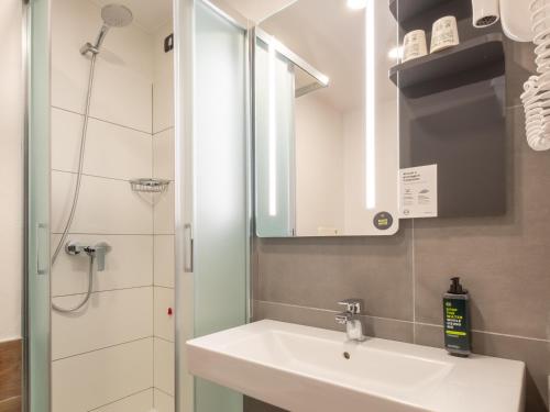 Un baño de B&B HOTEL Mantova