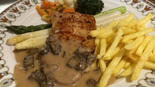 Makanan di atau berdekatan hotel