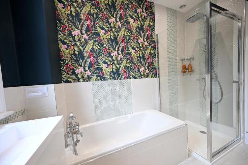 Ένα μπάνιο στο Wisteria Cottage Town Centre FREE PARKING