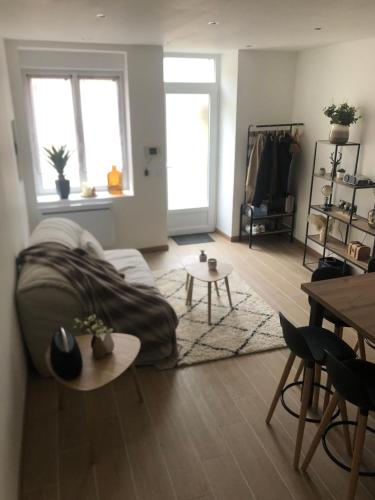 un salon avec un canapé et une table dans l'établissement Maison de village rénovée et équipée, à Saint-Nazaire-le-Désert