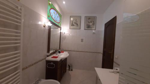 a white bathroom with a sink and a toilet at MAISON MAERTENS Chambres et tables d'hôtes in Wassy