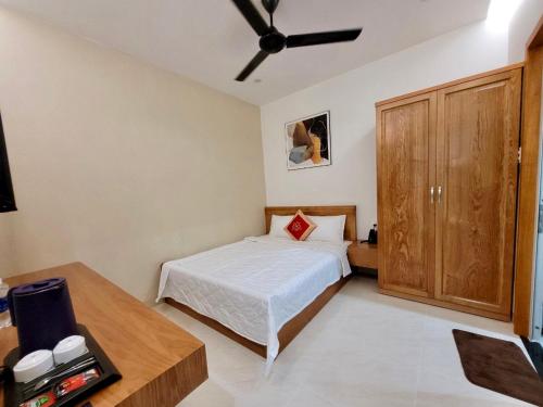 a bedroom with a bed and a ceiling fan at Khách Sạn Bảo Hoàng Vũng Tàu in Vung Tau