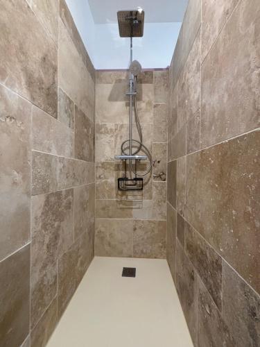 une salle de bain avec douche aux murs carrelés dans l'établissement La Grange Des Guesdons, à Ellon