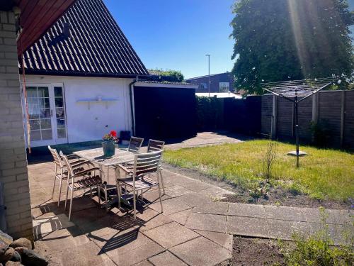 eine Terrasse mit Tisch und Stühlen in einem Hof in der Unterkunft Charming home in the heart of Hou in Hals