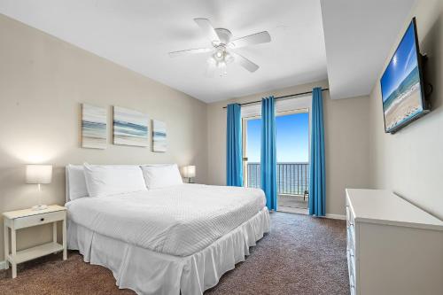 une chambre blanche avec un lit et une fenêtre dans l'établissement Windemere Unit 1006, à Pensacola