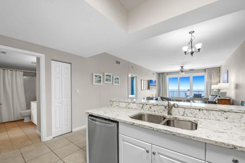 une cuisine avec un évier et un plan de travail dans l'établissement Windemere Unit 1006, à Pensacola