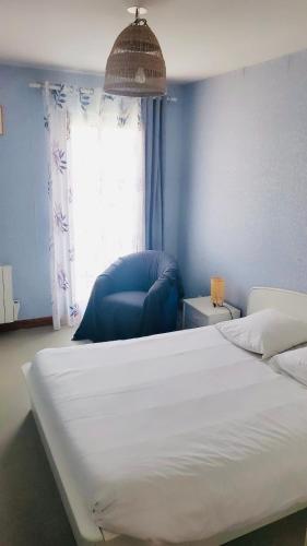 une chambre avec un grand lit blanc et une fenêtre dans l'établissement Les Grands Yatchs avec Parking, à La Rochelle