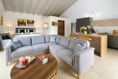 a living room with a couch and a bed at Kalokairia Residence in Gaios