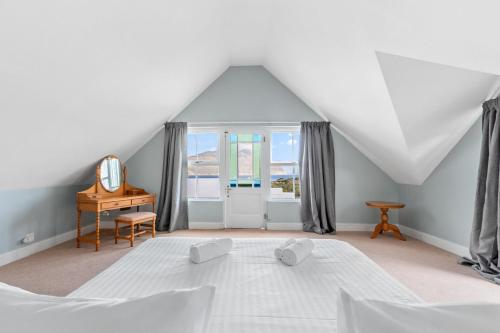 Un dormitorio con una cama, una mesa y un espejo. en Summerville 20 by Host Agents, en Ciudad del Cabo