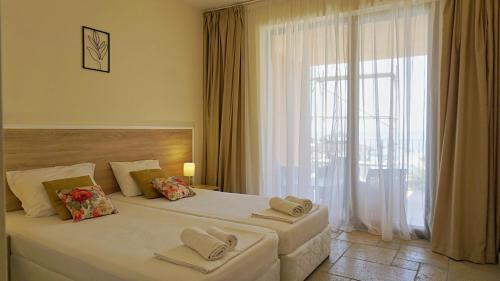 Giường trong phòng chung tại Kaliakria Sea View apartment Flor de luna 21