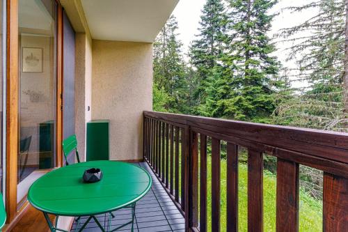a green table on the balcony of a house at Mursala Pamporovo in Pamporovo