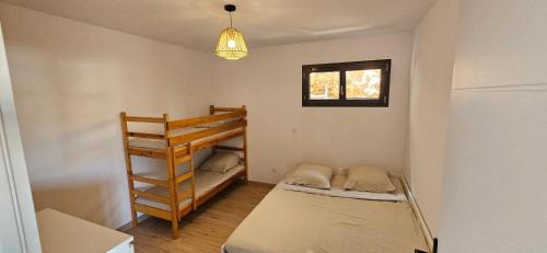 a room with two bunk beds and a window at Villa des Moulins in Gabian