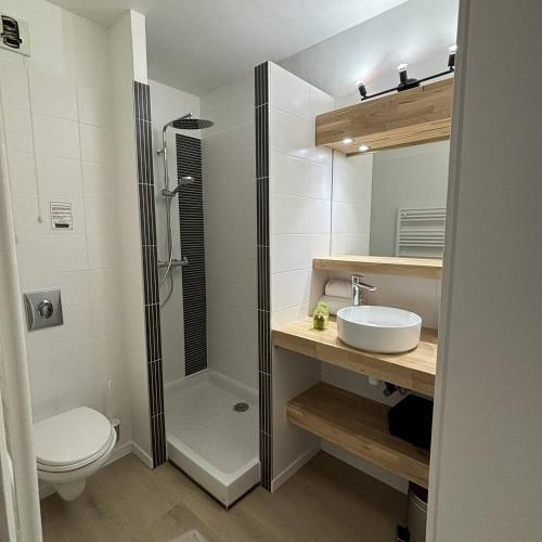 une salle de bain avec une douche, un lavabo et des toilettes dans l'établissement studio Natureva accès piscine 224 B - Luxe - 2 personnes, au Cap d'Agde